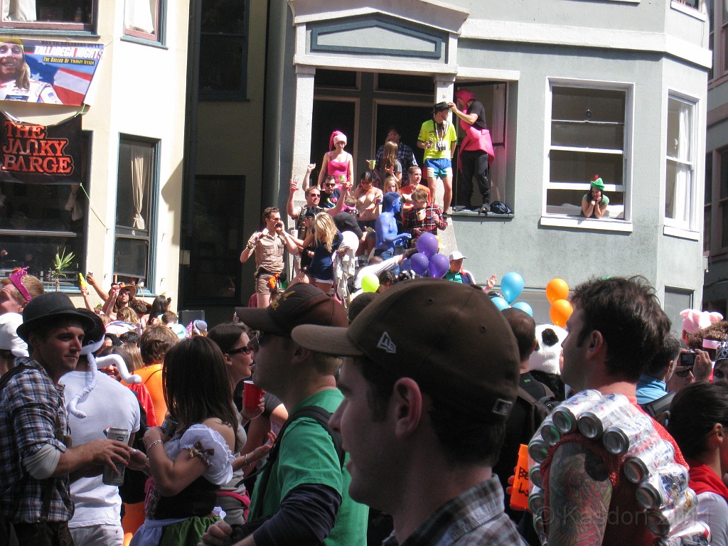 2011 Bay to Breakers Sunday 0850.JPG - I was able to participate in the 2011, 100th anniversary of the San Francisco Bay to Breakers 12K race. A great weekend for sight seeing and racing.